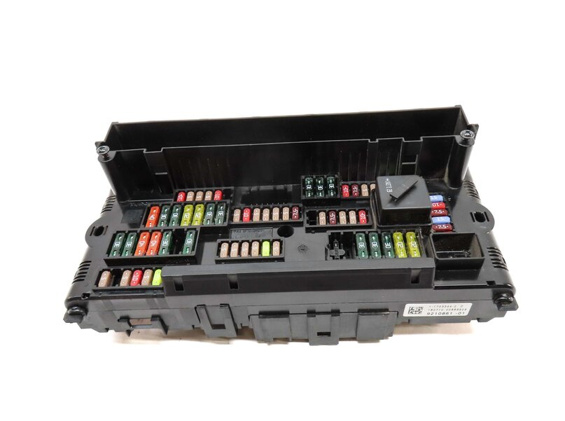 Thumbnail 2: 2011 BMW 535i SEDAN (F10) FRONT POWER DISTRIBUTION RELAY FUSE BOX 9210861