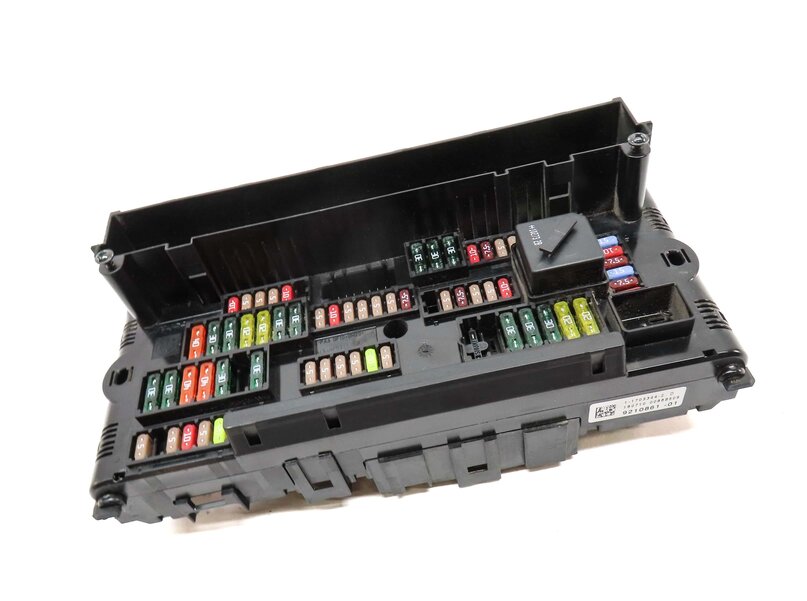 Thumbnail 3: 2011 BMW 535i SEDAN (F10) FRONT POWER DISTRIBUTION RELAY FUSE BOX 9210861