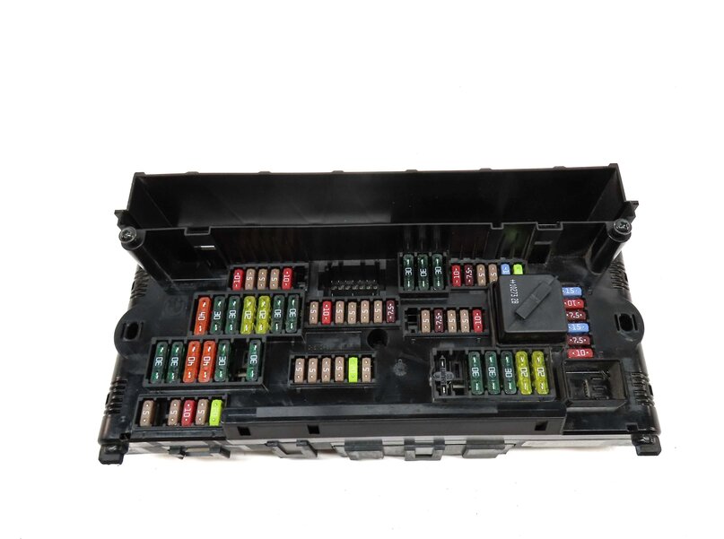 Thumbnail 4: 2011 BMW 535i SEDAN (F10) FRONT POWER DISTRIBUTION RELAY FUSE BOX 9210861