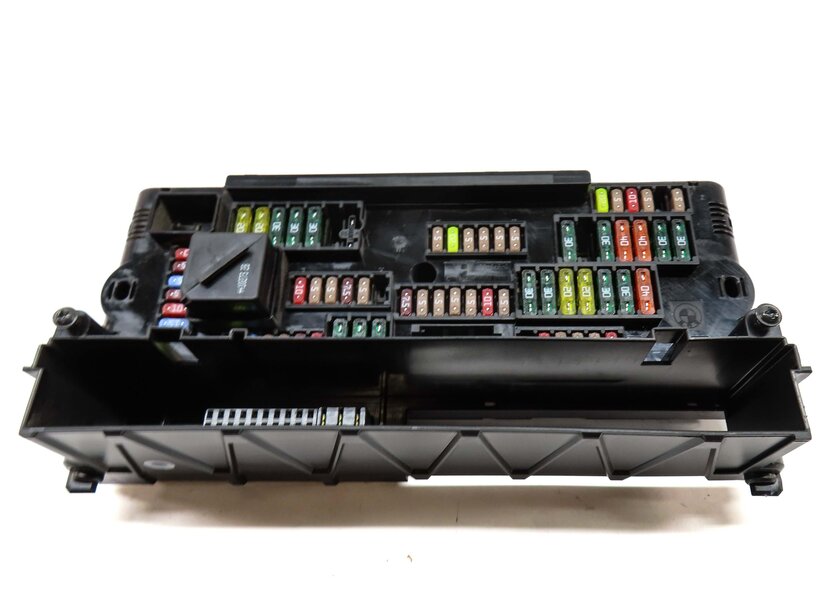 Thumbnail 5: 2011 BMW 535i SEDAN (F10) FRONT POWER DISTRIBUTION RELAY FUSE BOX 9210861
