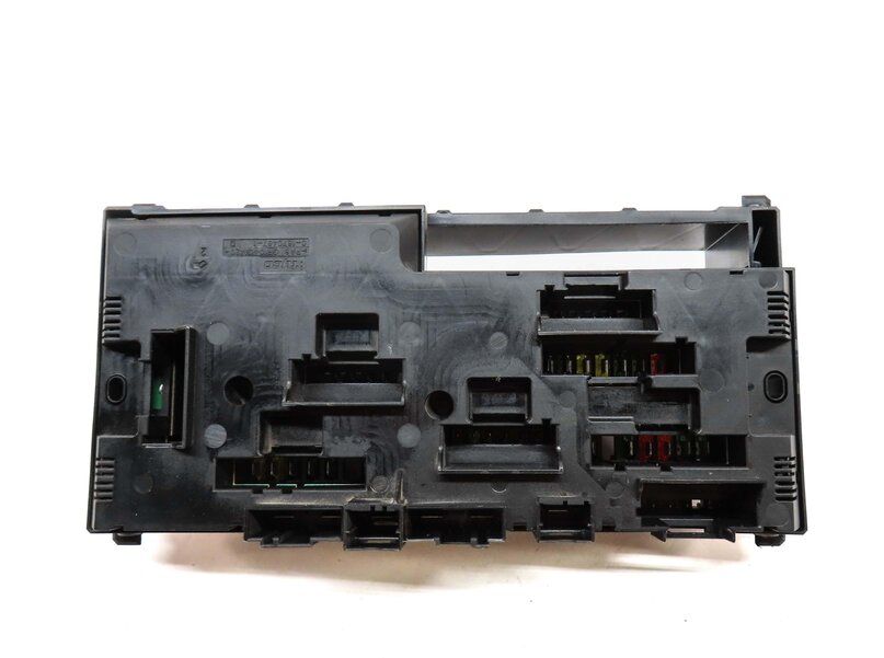 Thumbnail 6: 2011 BMW 535i SEDAN (F10) FRONT POWER DISTRIBUTION RELAY FUSE BOX 9210861