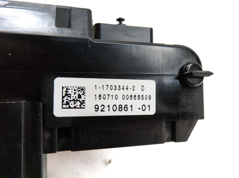 Thumbnail 7: 2011 BMW 535i SEDAN (F10) FRONT POWER DISTRIBUTION RELAY FUSE BOX 9210861