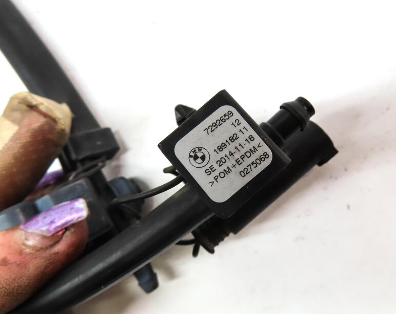 Thumbnail 5: 2015 BMW X5 (F15) FRONT WINDSHIELD WIPER SPRAY NOZZLES SET 2 AND RUBBER HOSE