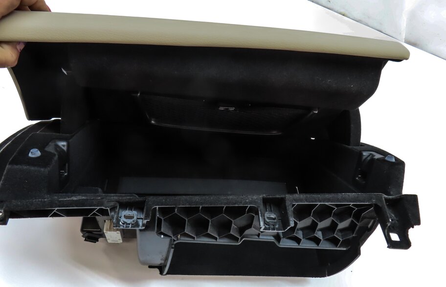 Thumbnail 7: 2015 BMW X5 (F15) FRONT RIGHT PASSENGER GLOVE BOX ASSEMBLY (Beige)