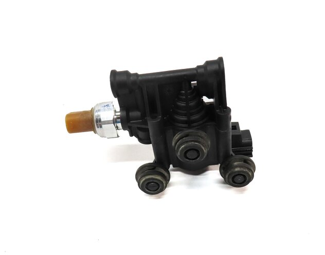 Thumbnail 2: 2006 LAND RANGE ROVER (L322) AIR SUSPENSION TRANSFER RELIEF VALVE RVH500070