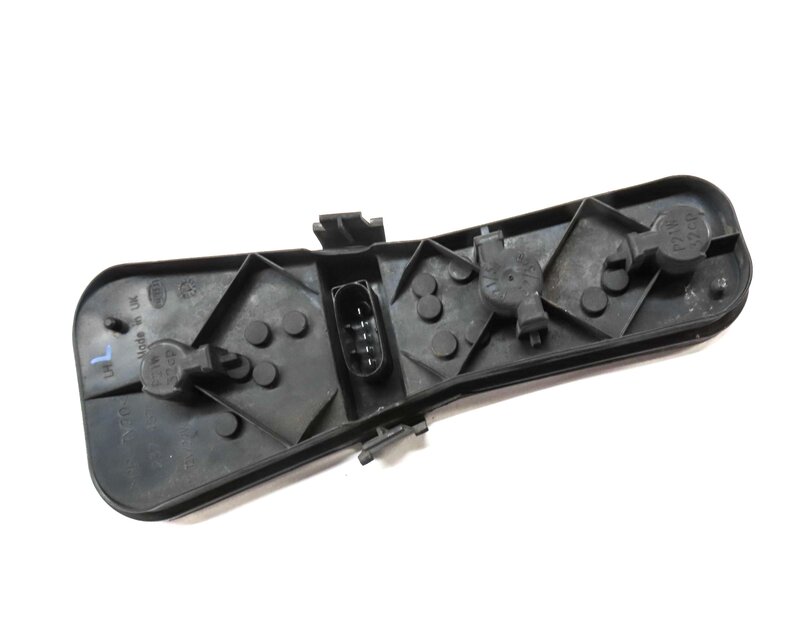 Thumbnail 3: 2006-2009 RANGE ROVER (L322) LEFT DRIVER REAR TAILLIGHT TAIL LIGHT BULB SOCKET