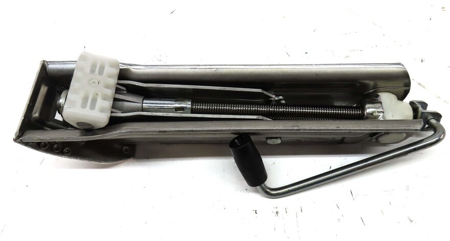 Thumbnail 10: 2011 MERCEDES C300 (W204) EMERGENCY ROADSIDE SCISSOR JACK w/ LUG WRENCH & CHOCK