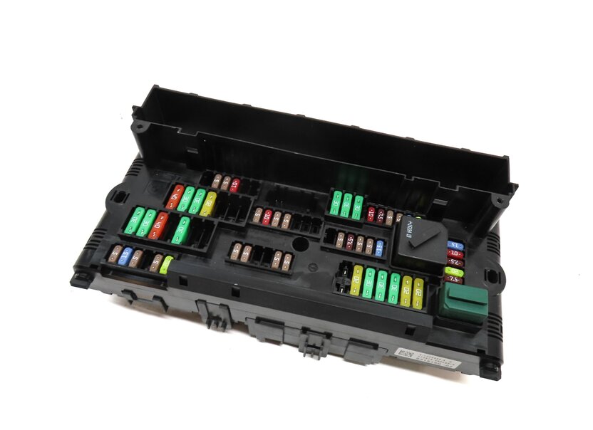 2017 BMW X3 (F25) RELAY JUNCTION POWER FUSE BOX 9315150