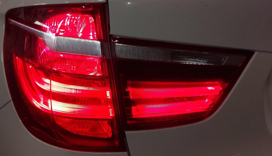 Thumbnail 2: 11-17 BMW X3 F25 LEFT DRIVER REAR OUTER INCANDESCENT TAILLIGHT BRAKE LAMP OPT522