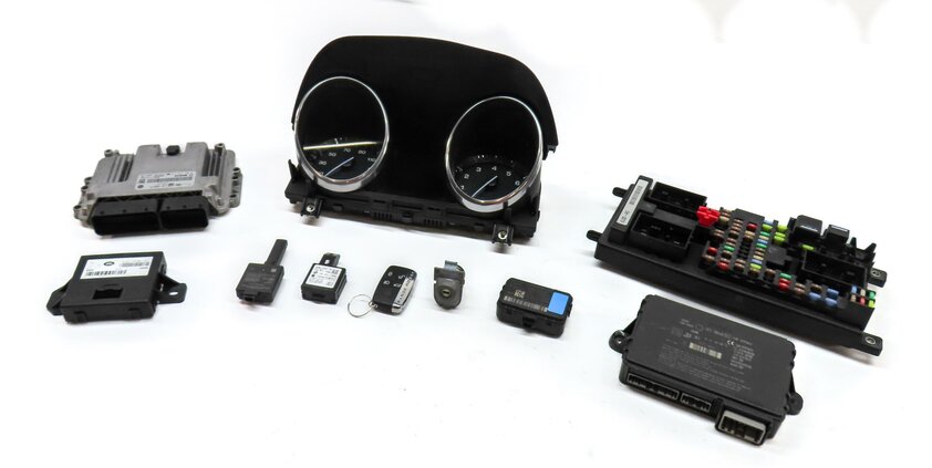 Thumbnail 1: 2014-2015 RANGE ROVER EVOQUE (L538) 2.0L TURBO ENGINE IMMOBILIZER MODULE KEY SET