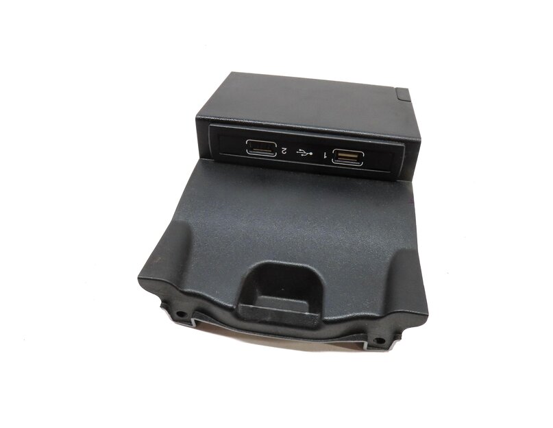 2015 MERCEDES B200e ELECTRIC (W242 W246) USB MEDIA INTERFACE HUB PLUG w/ TRIM