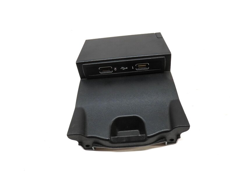 Thumbnail 2: 2015 MERCEDES B200e ELECTRIC (W242 W246) USB MEDIA INTERFACE HUB PLUG w/ TRIM