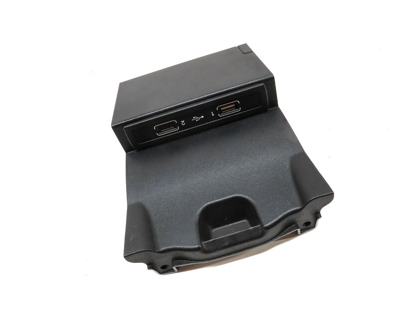 Thumbnail 3: 2015 MERCEDES B200e ELECTRIC (W242 W246) USB MEDIA INTERFACE HUB PLUG w/ TRIM