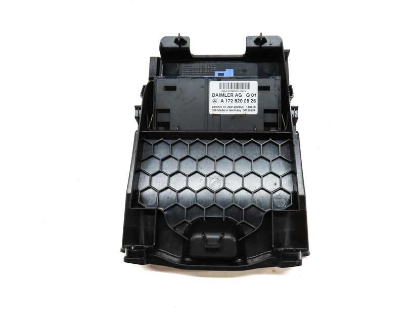 Thumbnail 5: 2015 MERCEDES B200e ELECTRIC (W242 W246) USB MEDIA INTERFACE HUB PLUG w/ TRIM