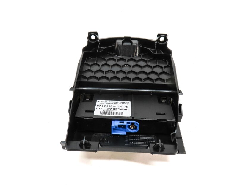 Thumbnail 6: 2015 MERCEDES B200e ELECTRIC (W242 W246) USB MEDIA INTERFACE HUB PLUG w/ TRIM