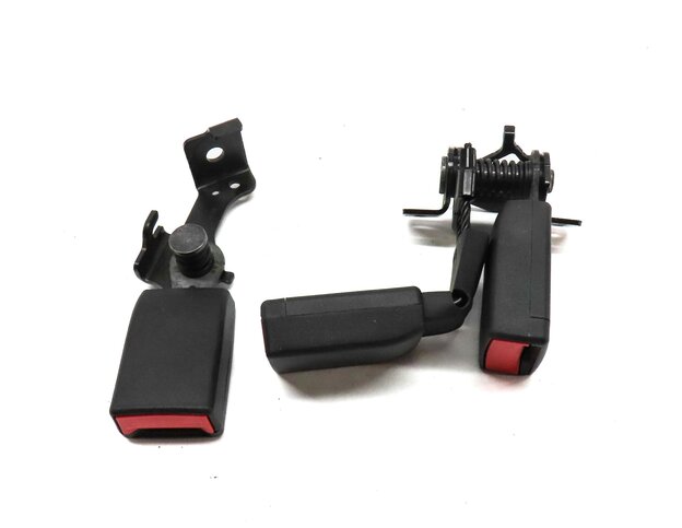 Thumbnail 2: 2015 MERCEDES B200e ELECTRIC (W242 W246) REAR SEAT SEATBELT BUCKLE RECEIVER SET