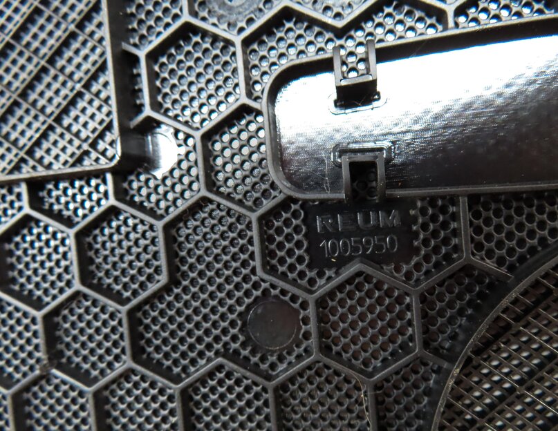 Thumbnail 7: 2015 MERCEDES B200e ELECTRIC (W242 W246) FRONT UPPER DASH SPEAKER GRILLE TRIM
