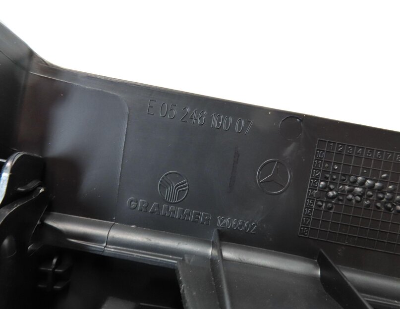Thumbnail 8: 2015 MERCEDES B200e ELECTRIC (W242 W246) REAR CENTER CONSOLE VENT w/ TRIM BLACK