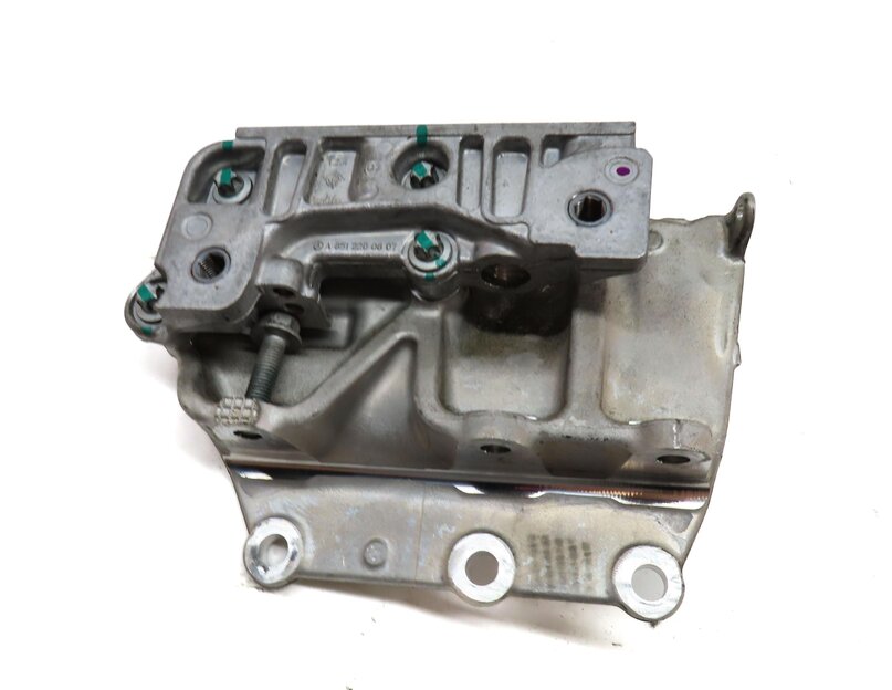 Thumbnail 6: 2015 MERCEDES B200e (W242 W246) ELECTRIC ENGINE MOTOR MOUNT BRACKET