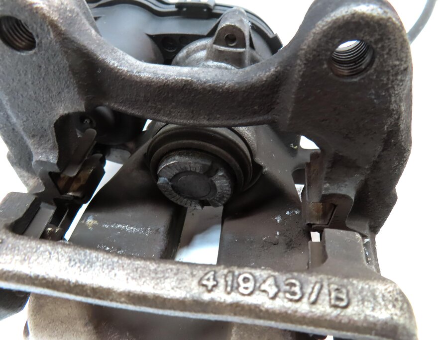 Thumbnail 7: 14-17 MERCEDES B ELECTRIC (W242) REAR RIGHT PASSENGER BRAKE CALIPER w/ ACTUATOR