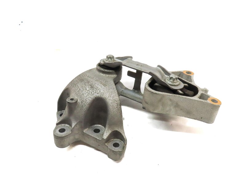 Thumbnail 2: 2015 MERCEDES B200e ELECTRIC (W242 W246) FRONT ENGINE MOTOR MOUNT BRACKET