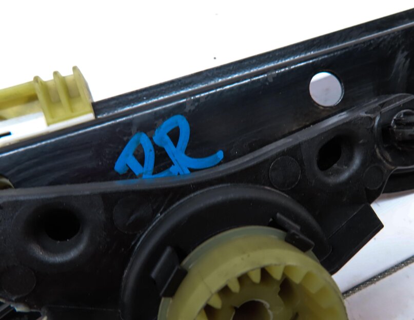 Thumbnail 6: 14-17 MERCEDES B ELECTRIC (W242) REAR RIGHT DOOR WINDOW REGULATOR