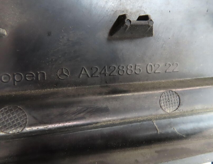 Thumbnail 11: 14-17 MERCEDES B ELECTRIC (W242) FRONT LOWER CENTER BUMPER AIR VENT GRILLE TRIM