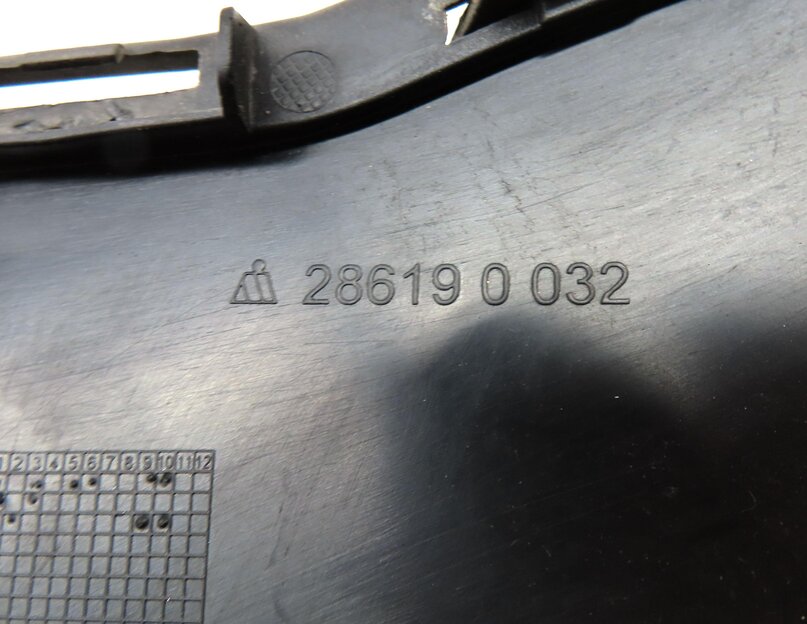 Thumbnail 8: 14-17 MERCEDES B ELECTRIC (W242) FRONT LOWER CENTER BUMPER AIR VENT GRILLE TRIM