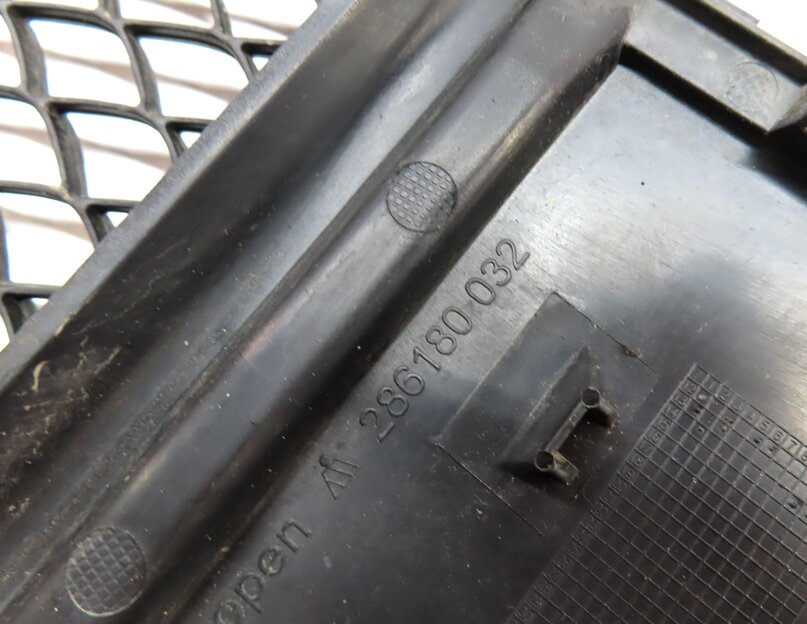 Thumbnail 9: 14-17 MERCEDES B ELECTRIC (W242) FRONT LOWER CENTER BUMPER AIR VENT GRILLE TRIM