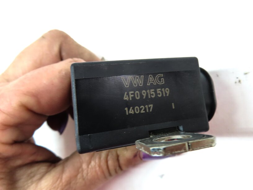 Thumbnail 5: 2015 AUDI A7 (C7 4G8) BATTERY OVERLOAD PROTECTION SWITCH 4F0915519