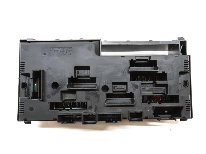 Thumbnail 5: 2012 BMW 750i (F01) FRONT POWER DISTRIBUTION RELAY FUSE BOX 61149234421