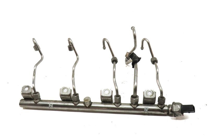 Thumbnail 2: 2012 BMW 750i F01 4.4L TURBO N63 ENGINE RIGHT FUEL RAIL w/ LINES 7547599 7547601