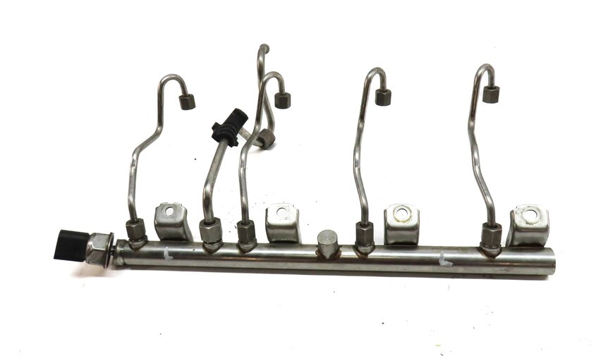 Thumbnail 2: 2012 BMW 750i (F01) 4.4L TURBO N63 ENGINE LEFT FUEL RAIL & LINES 7547600 7548709