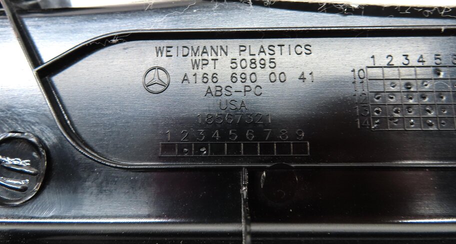 Thumbnail 7: 2015 MERCEDES ML63 AMG (W166) REAR HATCH TRUNK SCUFF PLATE TRIM PANEL 1666900041