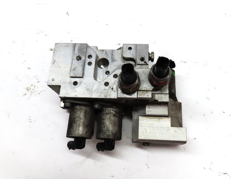 Thumbnail 6: 2015 MERCEDES ML63 AMG (W166) FRONT ACTIVE SWAY BAR HYDRAULIC VALVE BLOCK
