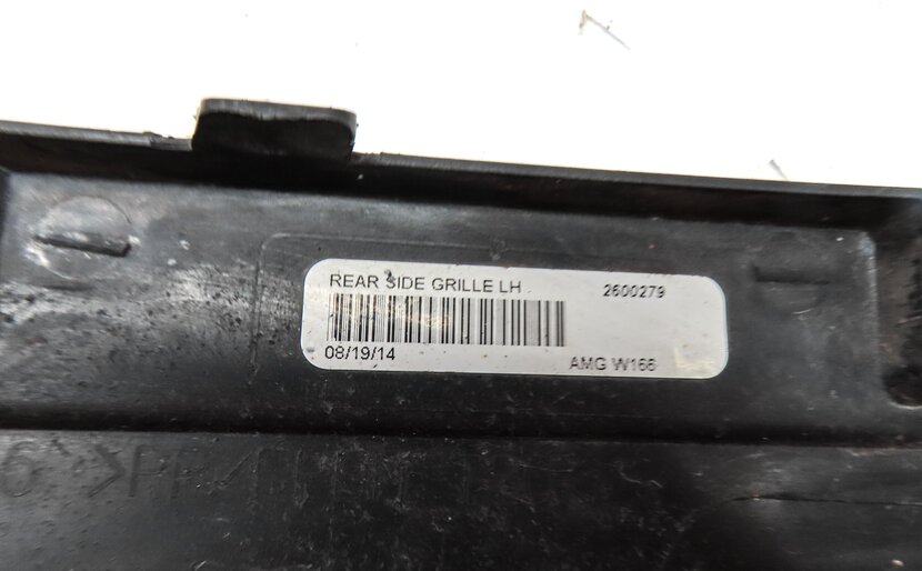 Thumbnail 6: 2015 MERCEDES ML63 AMG (W166) REAR LEFT BUMPER GRILLE w/ REFLECTOR 1668850353