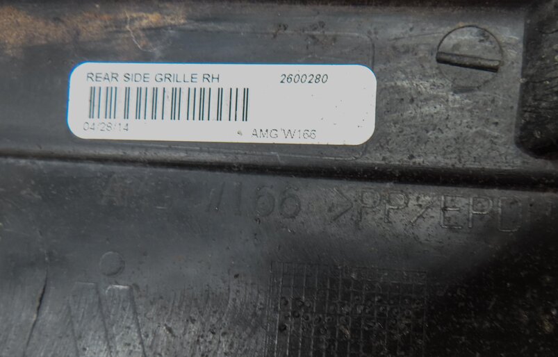 Thumbnail 7: 2015 MERCEDES ML63 AMG (W166) REAR RIGHT BUMPER GRILLE w/ REFLECTOR 1668850453