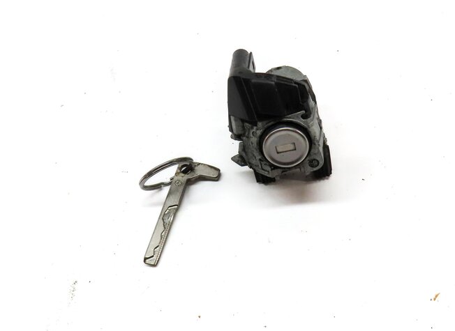 Thumbnail 2: 2011 MERCEDES C CLASS W204 FRONT LEFT DOOR LOCK CYLINDER & SKELETON KEY