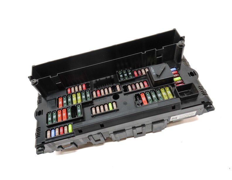 Thumbnail 3: 2012 BMW 528i (F10) FRONT POWER DISTRIBUTION RELAY FUSE BOX 9252815