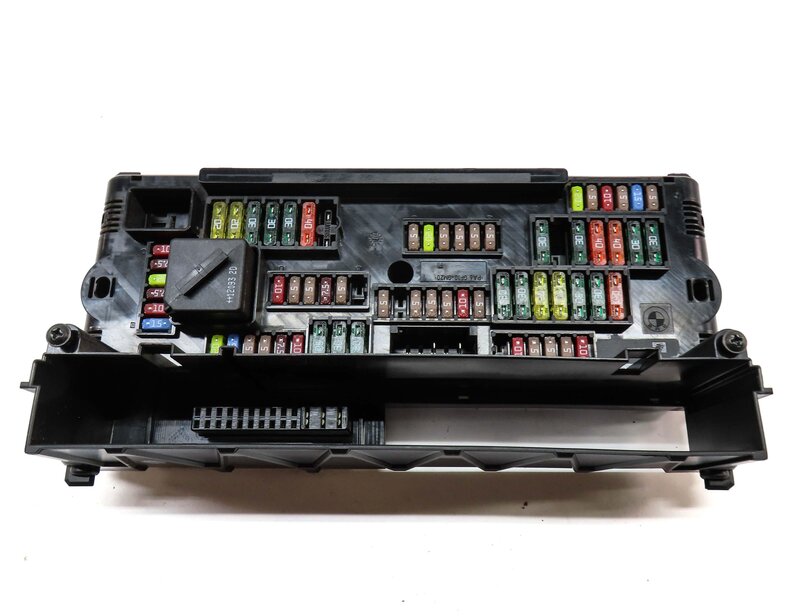 Thumbnail 4: 2012 BMW 528i (F10) FRONT POWER DISTRIBUTION RELAY FUSE BOX 9252815