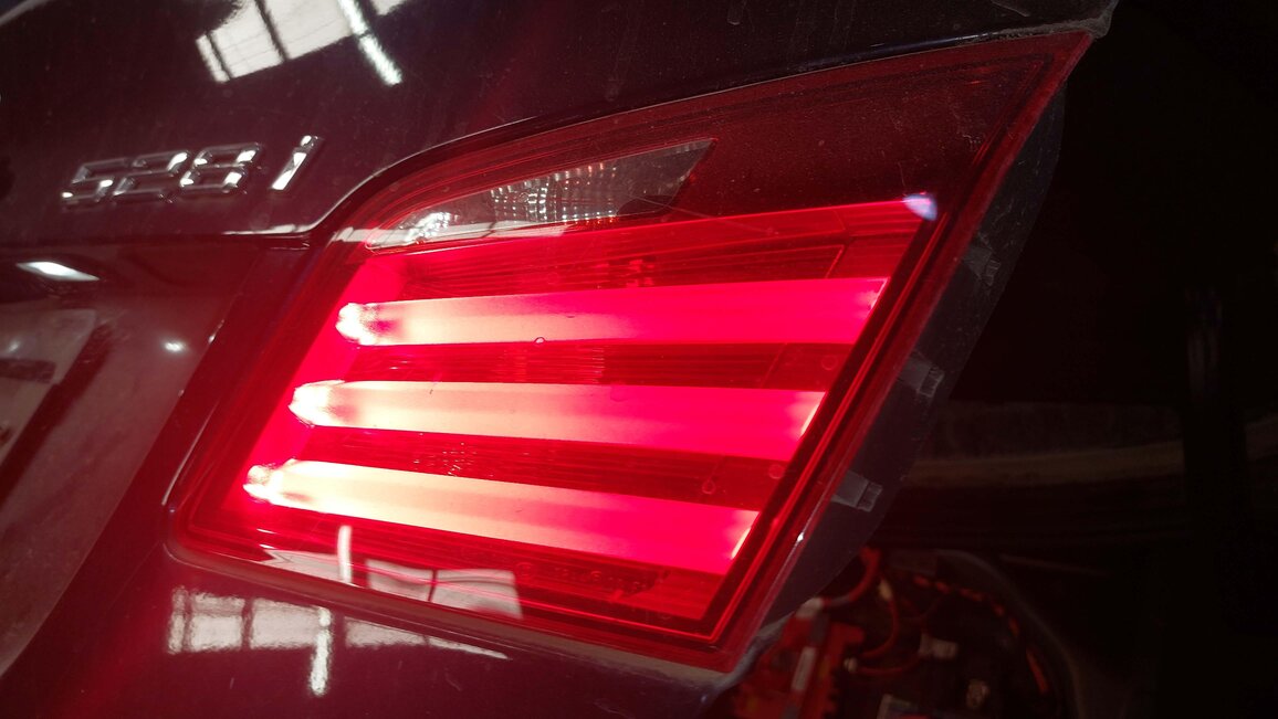 Thumbnail 2: 11-13 BMW 528i 535i 550i M5 (F10) RIGHT REAR INNER TRUNK TAILLIGHT LIGHT LAMP