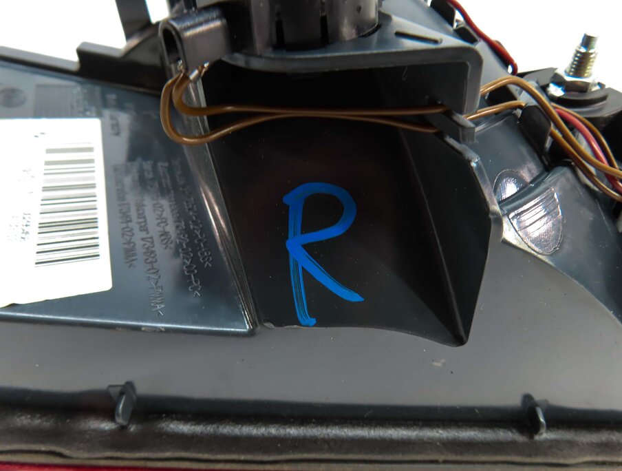Thumbnail 7: 11-13 BMW 528i 535i 550i M5 (F10) RIGHT REAR INNER TRUNK TAILLIGHT LIGHT LAMP