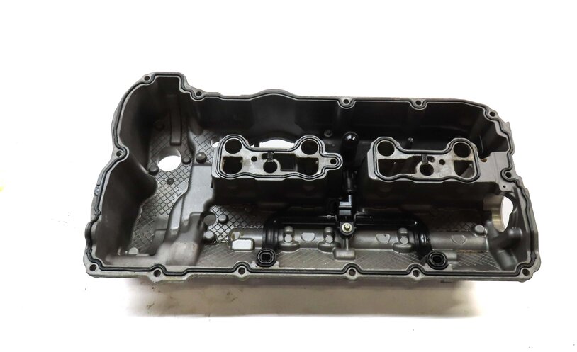 Thumbnail 7: 12-16 BMW M5 M6 X5 X6 (F06 F10 F12 F15 F16) 4.4L S63 ENGINE RIGHT VALVE COVER