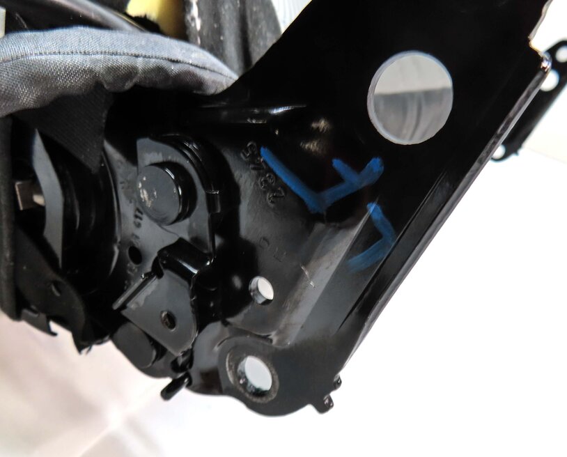 Thumbnail 15: 2013 BMW M5 ///M (F10) DRIVER UPPER TOP COMFORT SEAT CUSHION (SILVERSTONE)