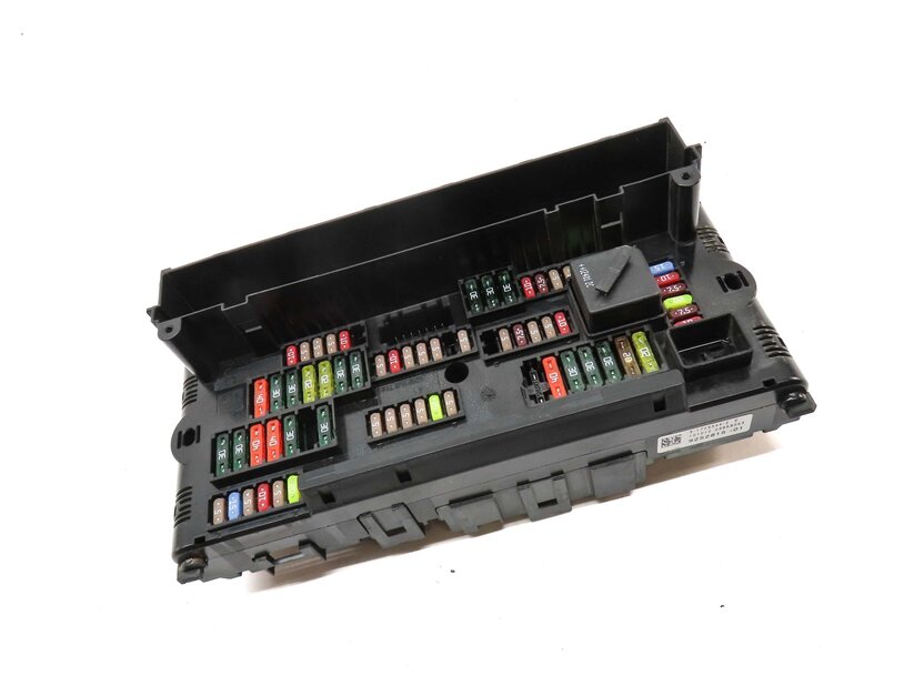 Thumbnail 3: 2013 BMW M5 ///M (F10) FRONT POWER DISTRIBUTION FUSE BOX CONTROL MODULE