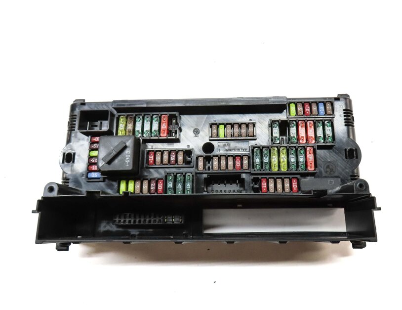 Thumbnail 4: 2013 BMW M5 ///M (F10) FRONT POWER DISTRIBUTION FUSE BOX CONTROL MODULE