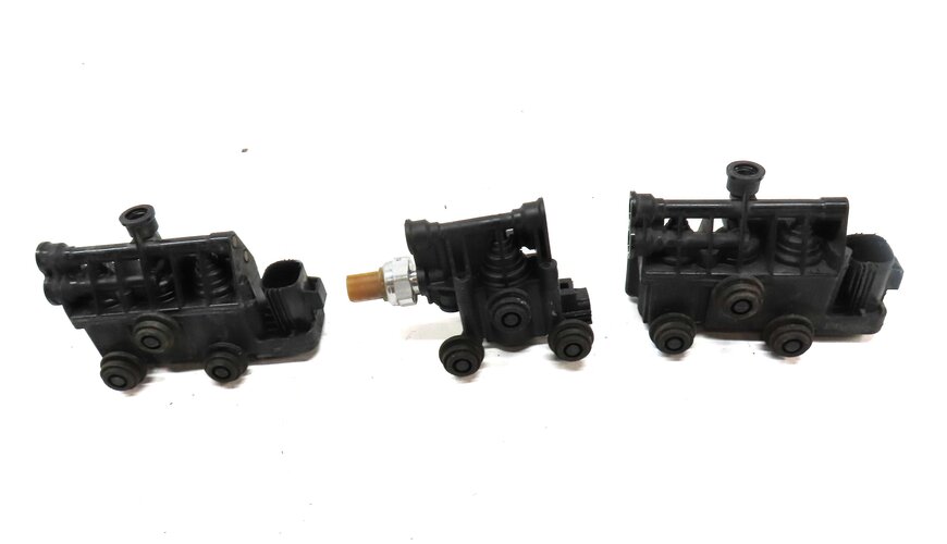 Thumbnail 2: 2012 RANGE ROVER SPORT (L320) FRONT & REAR AIR SUSPENSION VALVE BLOCK SET-3
