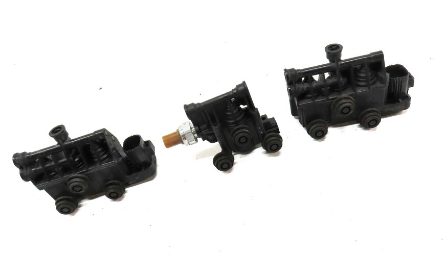 Thumbnail 3: 2012 RANGE ROVER SPORT (L320) FRONT & REAR AIR SUSPENSION VALVE BLOCK SET-3
