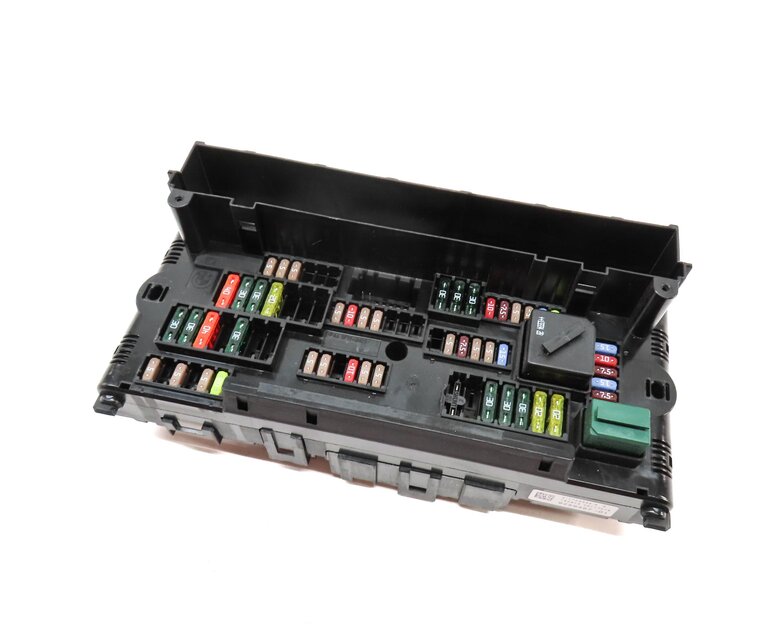 Thumbnail 1: 2014 BMW X3 (F25) FRONT POWER DISTRIBUTION RELAY FUSE BOX 61149259467