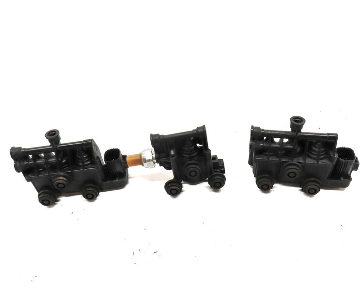 Thumbnail 2: 2010 RANGE ROVER SPORT (L320) AIR SUSPENSION TRANSFER RELIEF VALVE BLOCK SET-3